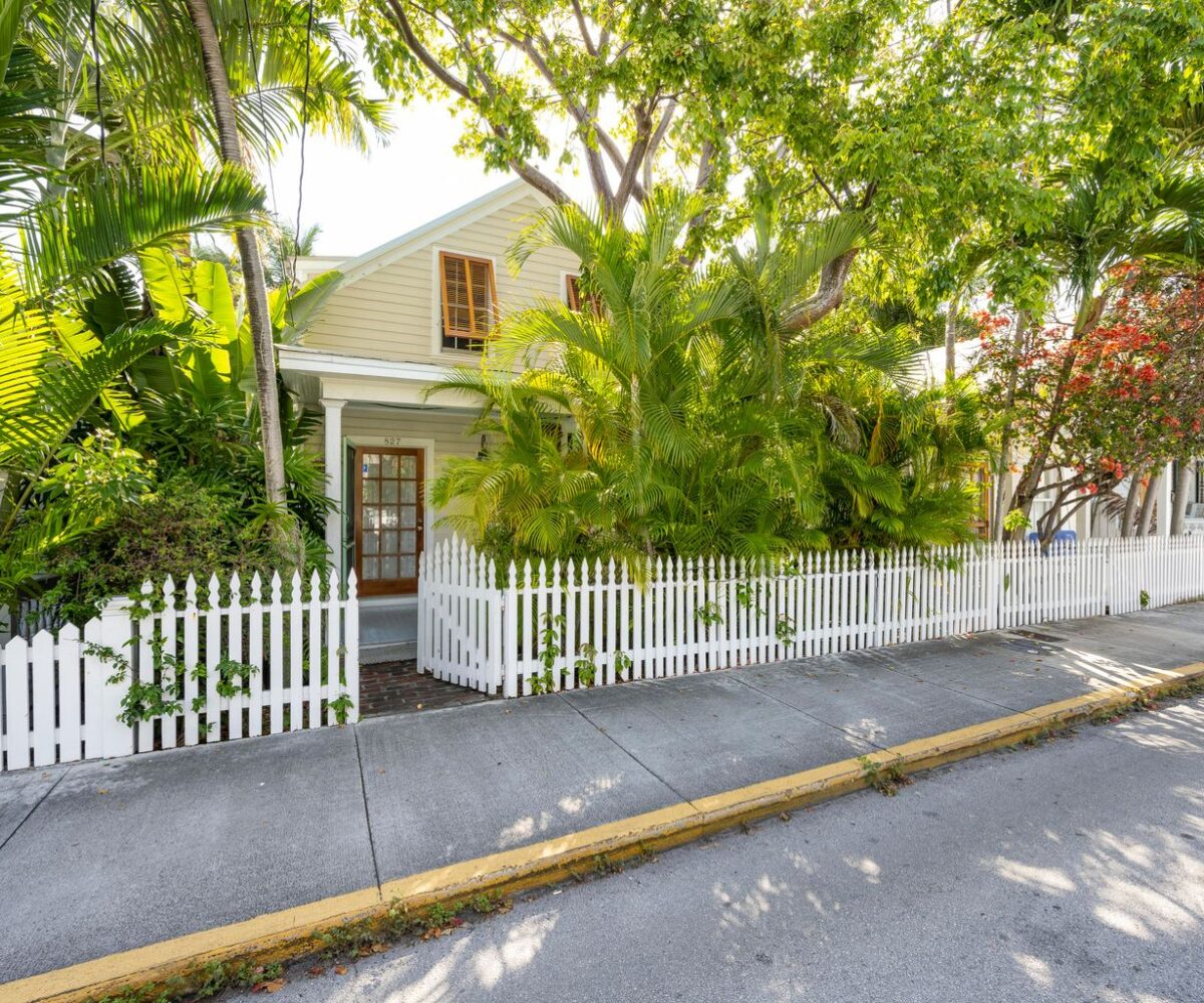 This very charming 1.5 story conch cottage is located on Solares Hill in Old Town Key West