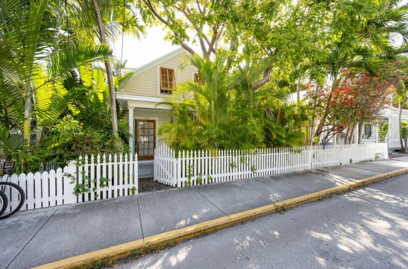 This very charming 1.5 story conch cottage is located on Solares Hill in Old Town Key West